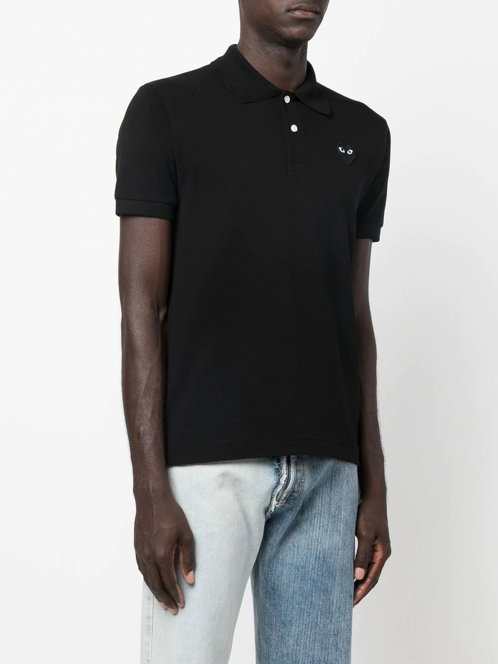 Comme des Garçons PLAY Heart Patch Polo Shirt preta no modelo