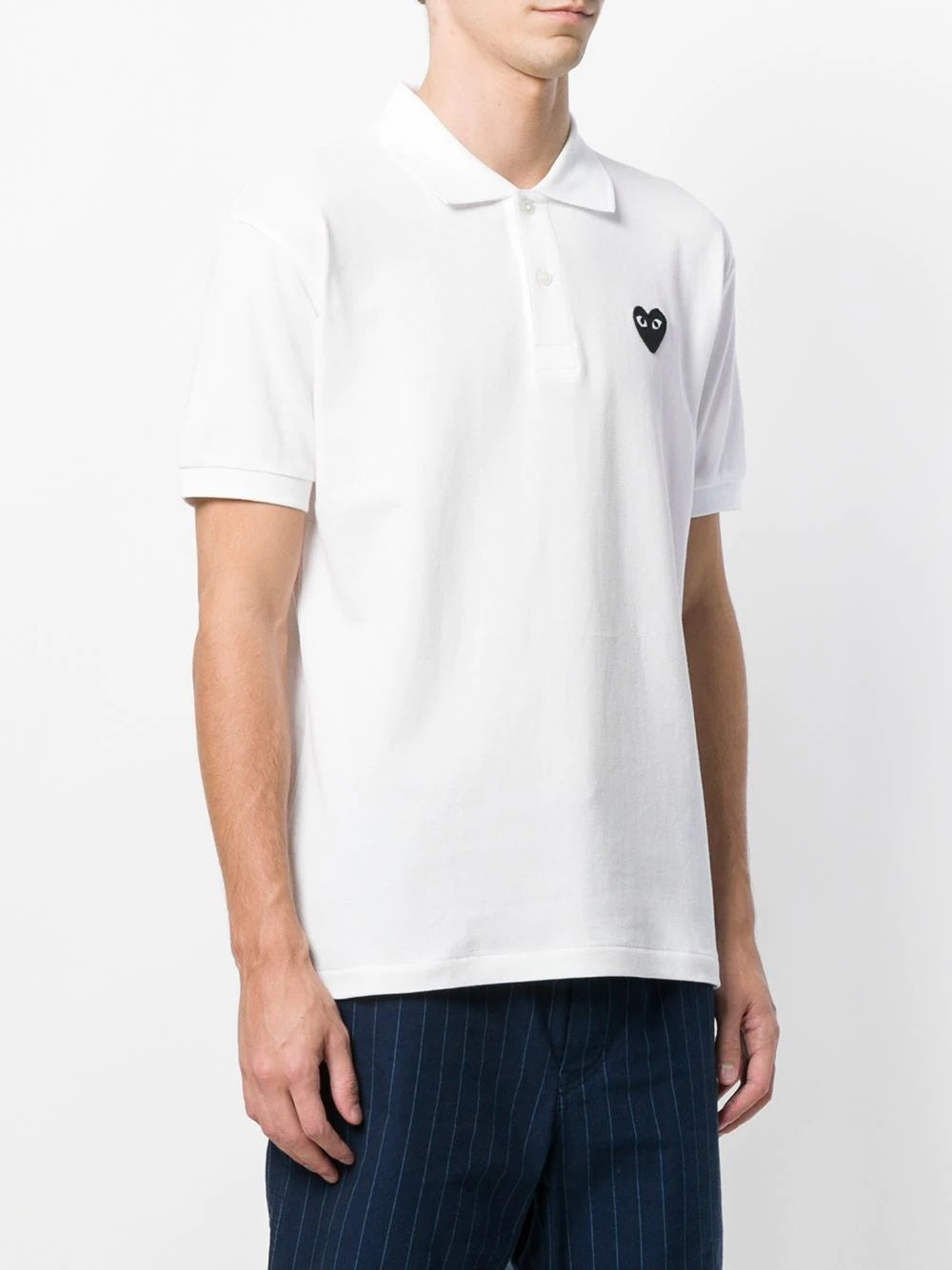 Comme des Garçons PLAY Heart Patch Polo Shirt branca no modelo