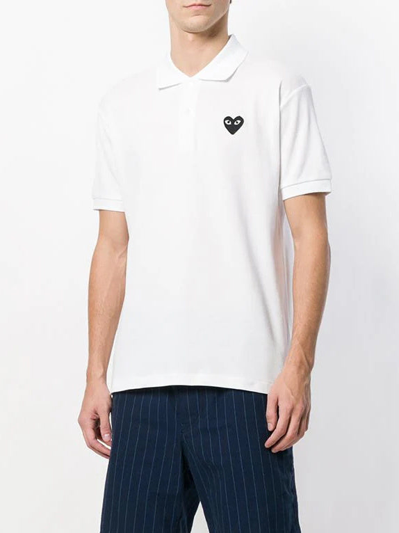 Comme des Garçons PLAY Heart Patch Polo Shirt branca no modelo