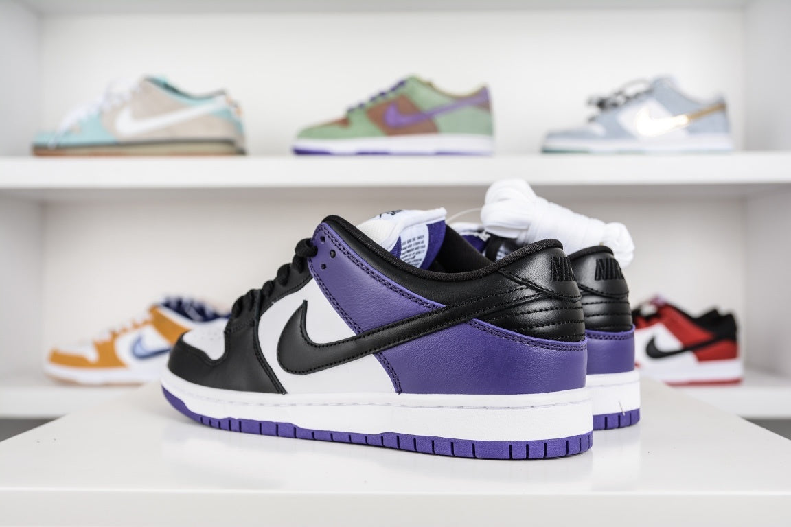 NIKE SB DUNK LOW COURT PURPLE - traseira em angulo