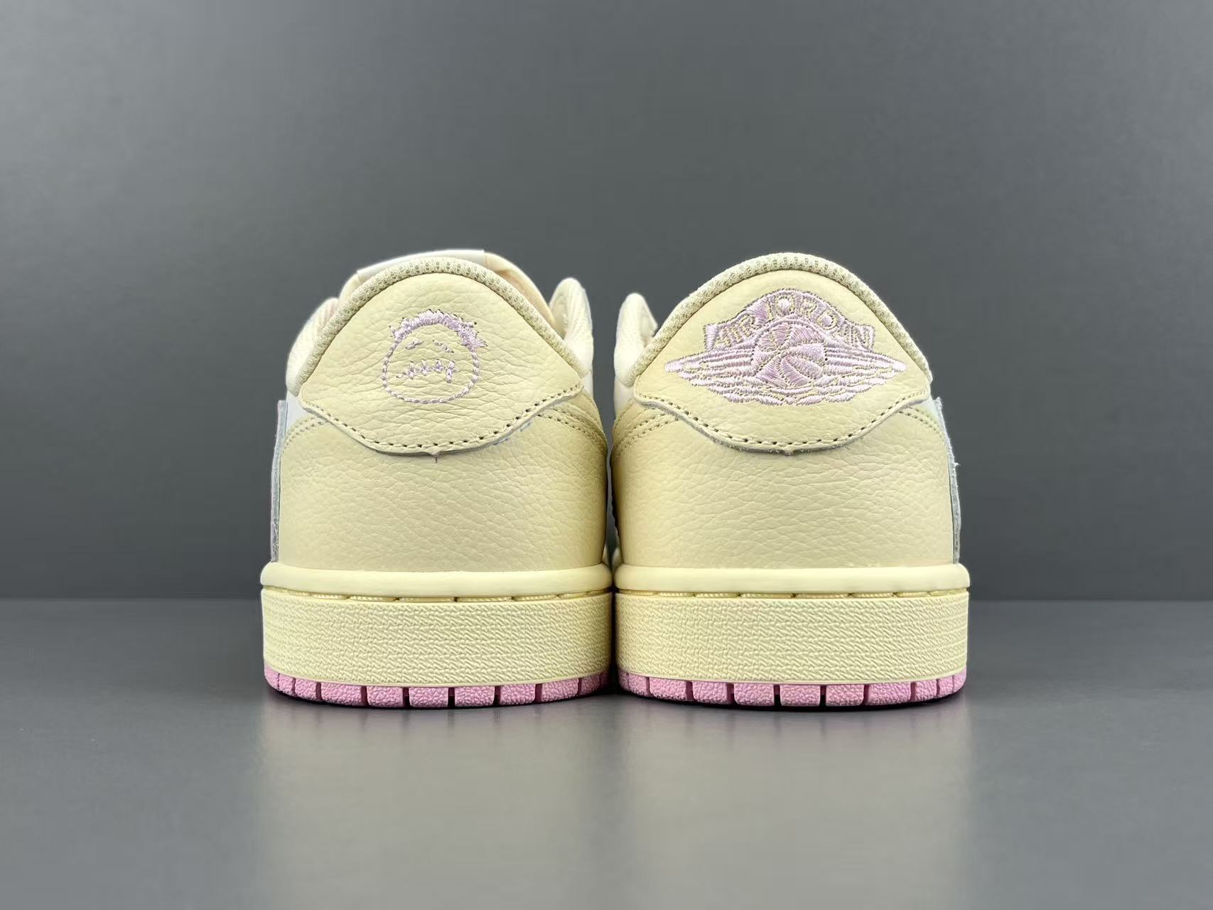 NIKE AIR JORDAN 1 LOW x TRAVIS SCOTT