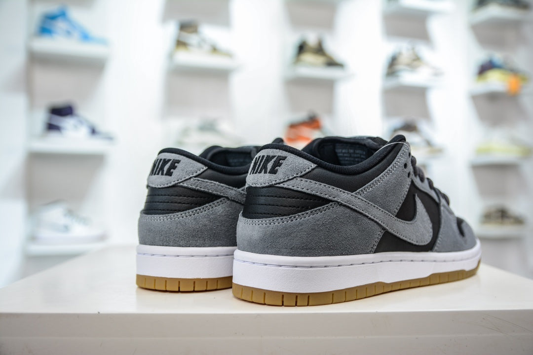 NIKE SB DUNK LOW DARK GREY BLACK GUM - traseira em angulo
