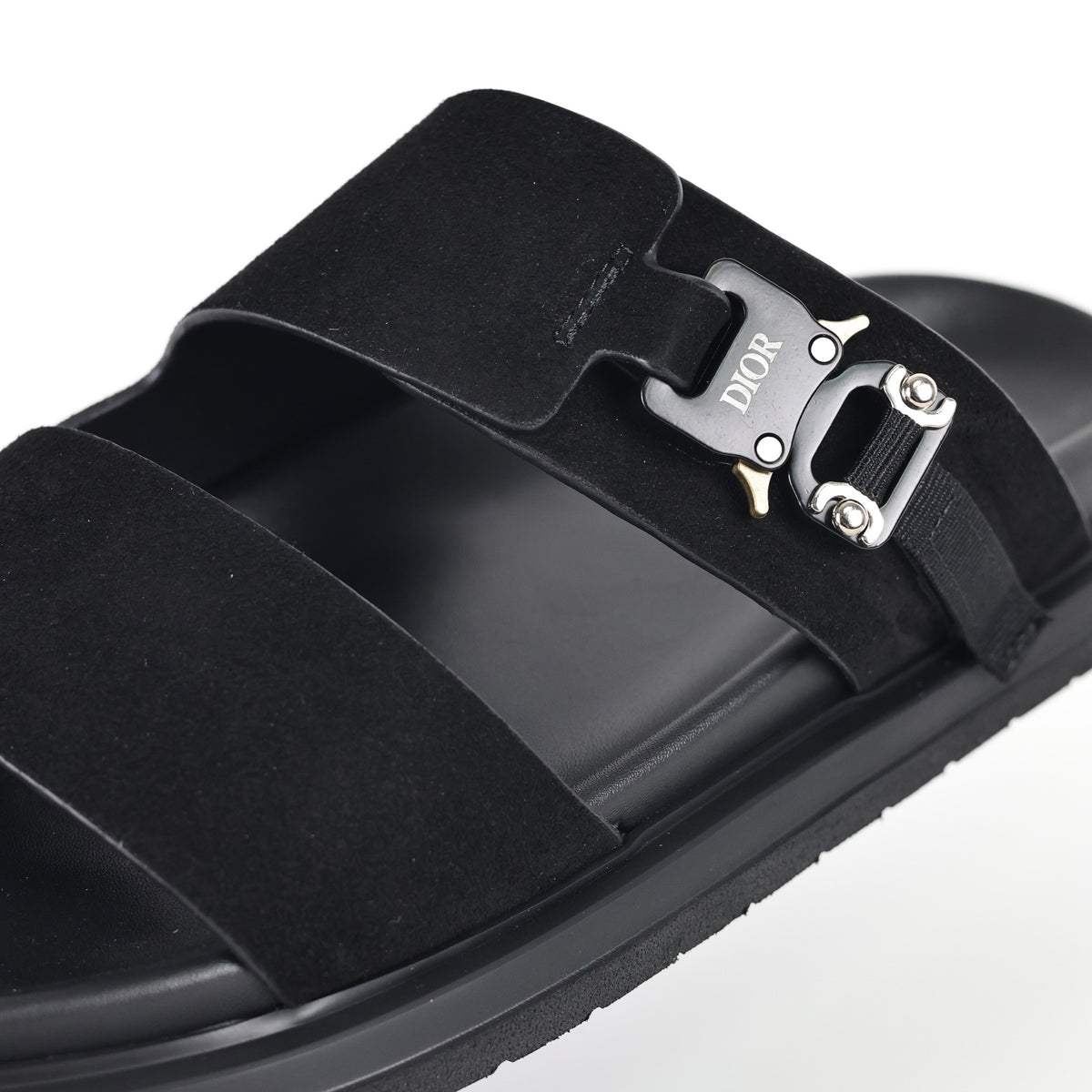 Sandália Dior Aqua preta em suede com fecho utilitário - detalhe do fecho