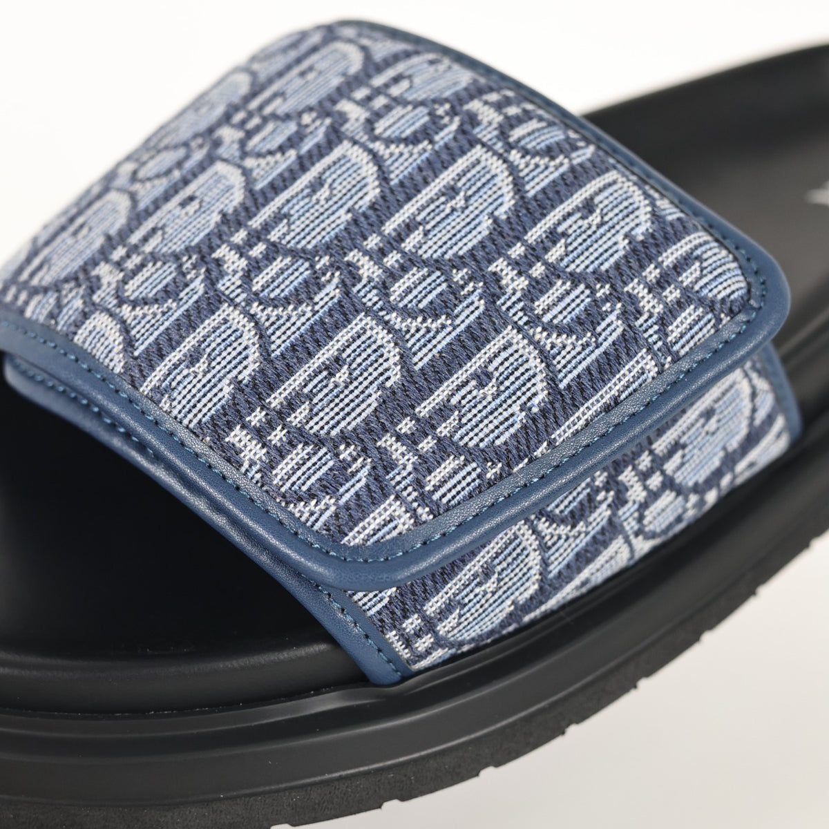Sandália Dior Aqua Oblique azul - detalhe do cabedal