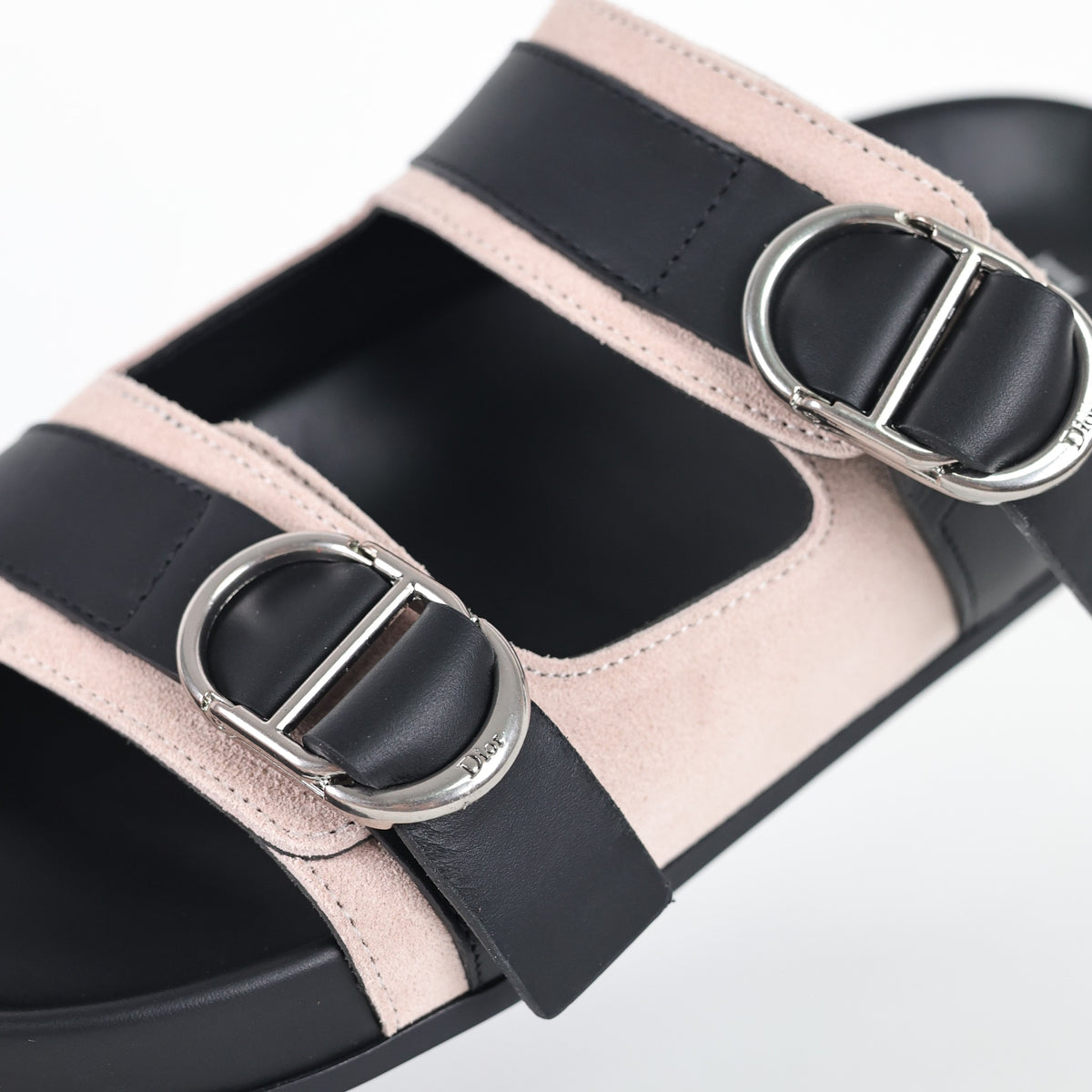 Sandália Dior Aqua rosa e preta com fivelas - detalhe das fivelas