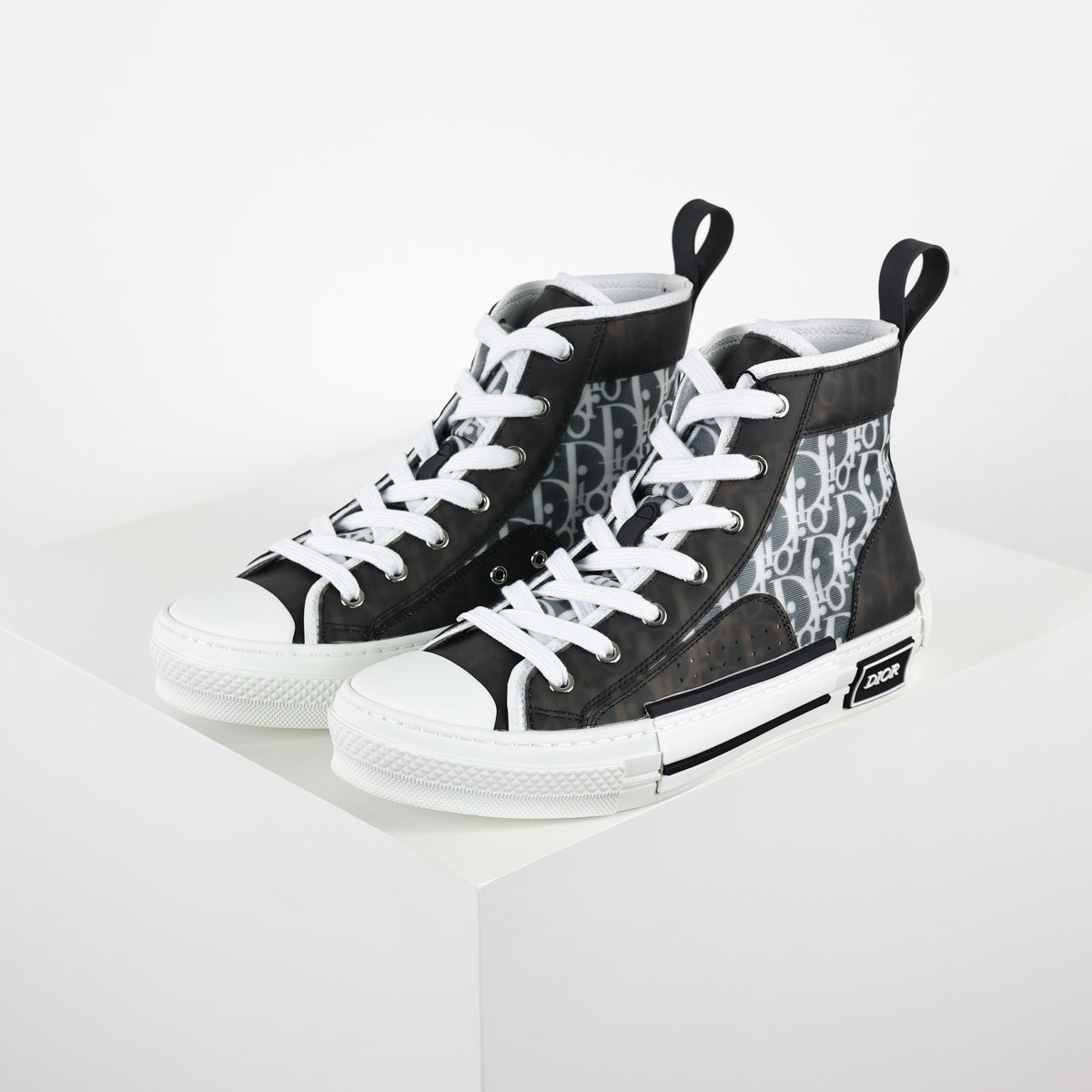 Dior B23 High preto e branco - vista principal com o par
