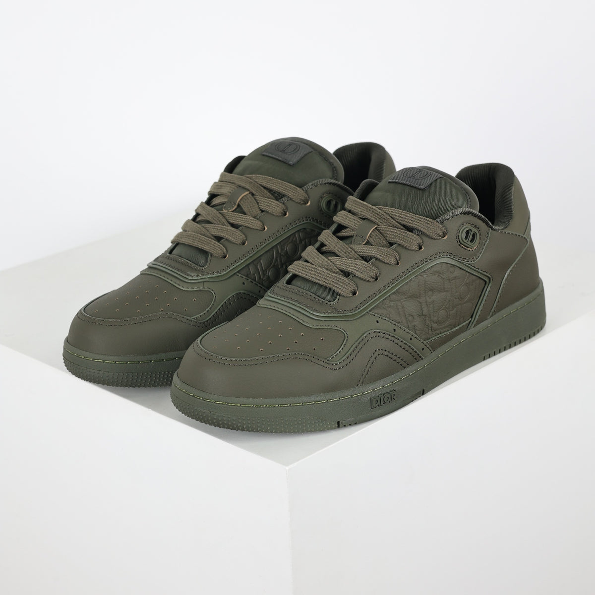 Dior B27 Low-Top verde oliva - vista principal em angulo com o par