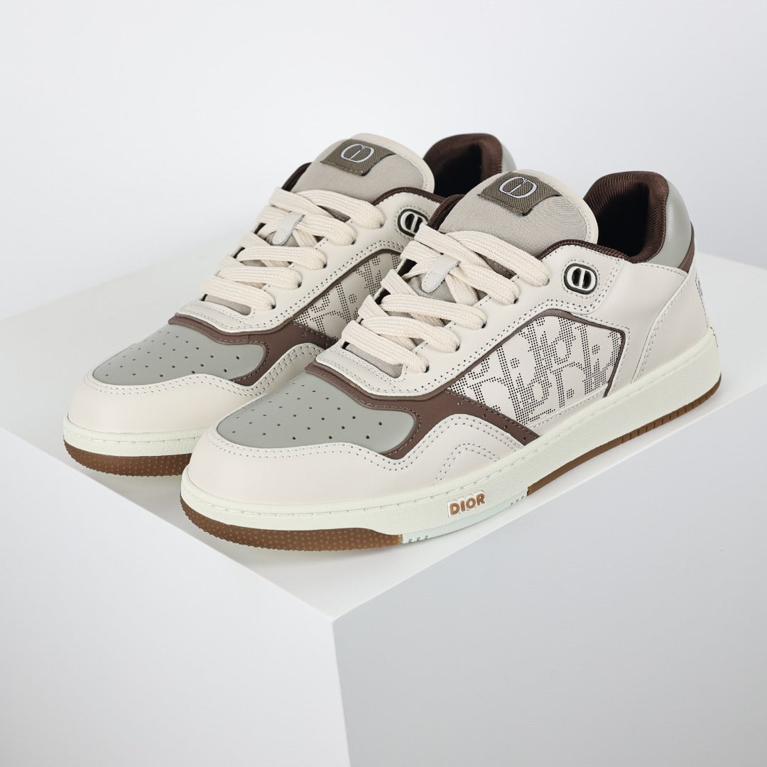 Dior B27 Uptown creme e marrom - vista principal em angulo com o par