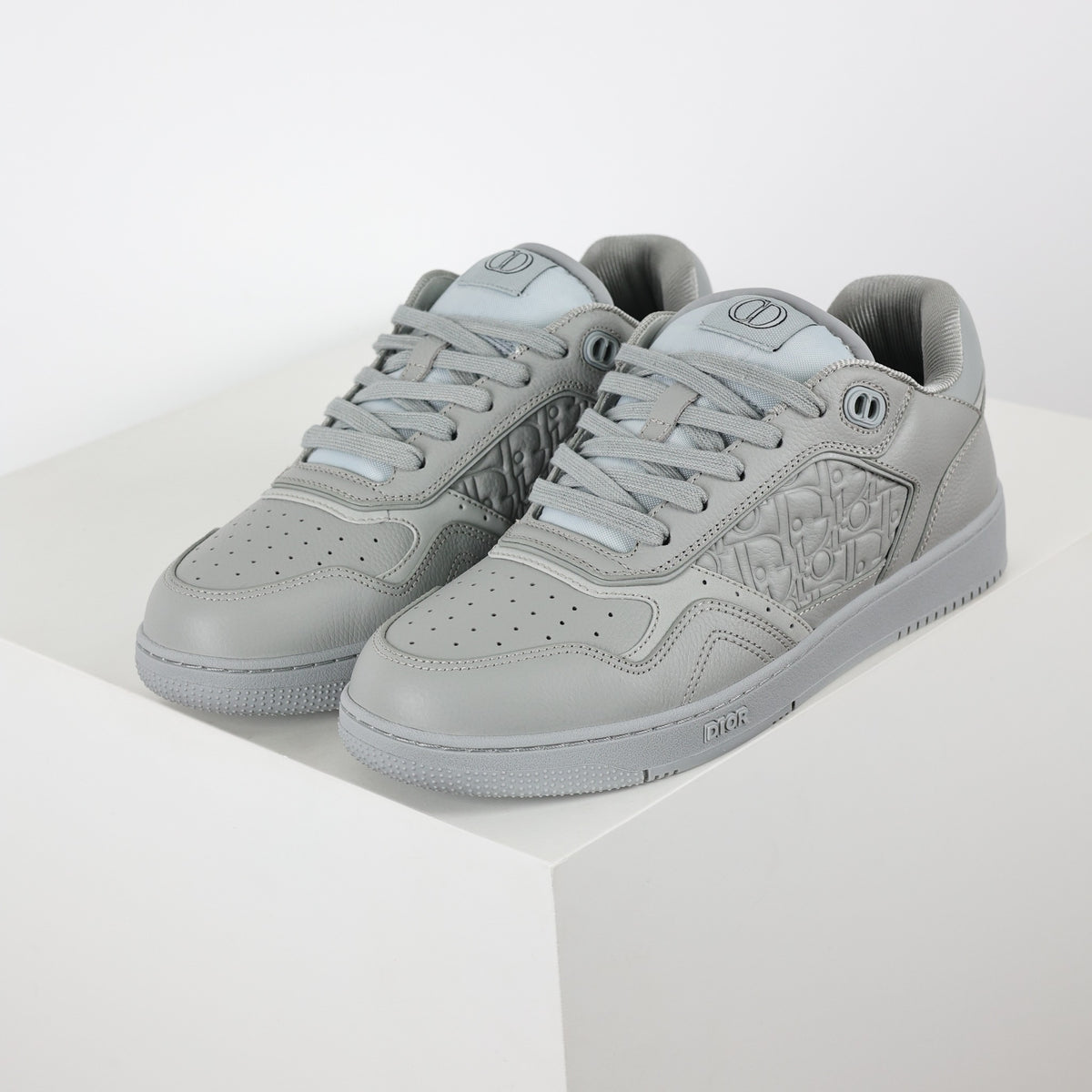 Dior B27 Uptown cinza - vista principal em angulo com o par