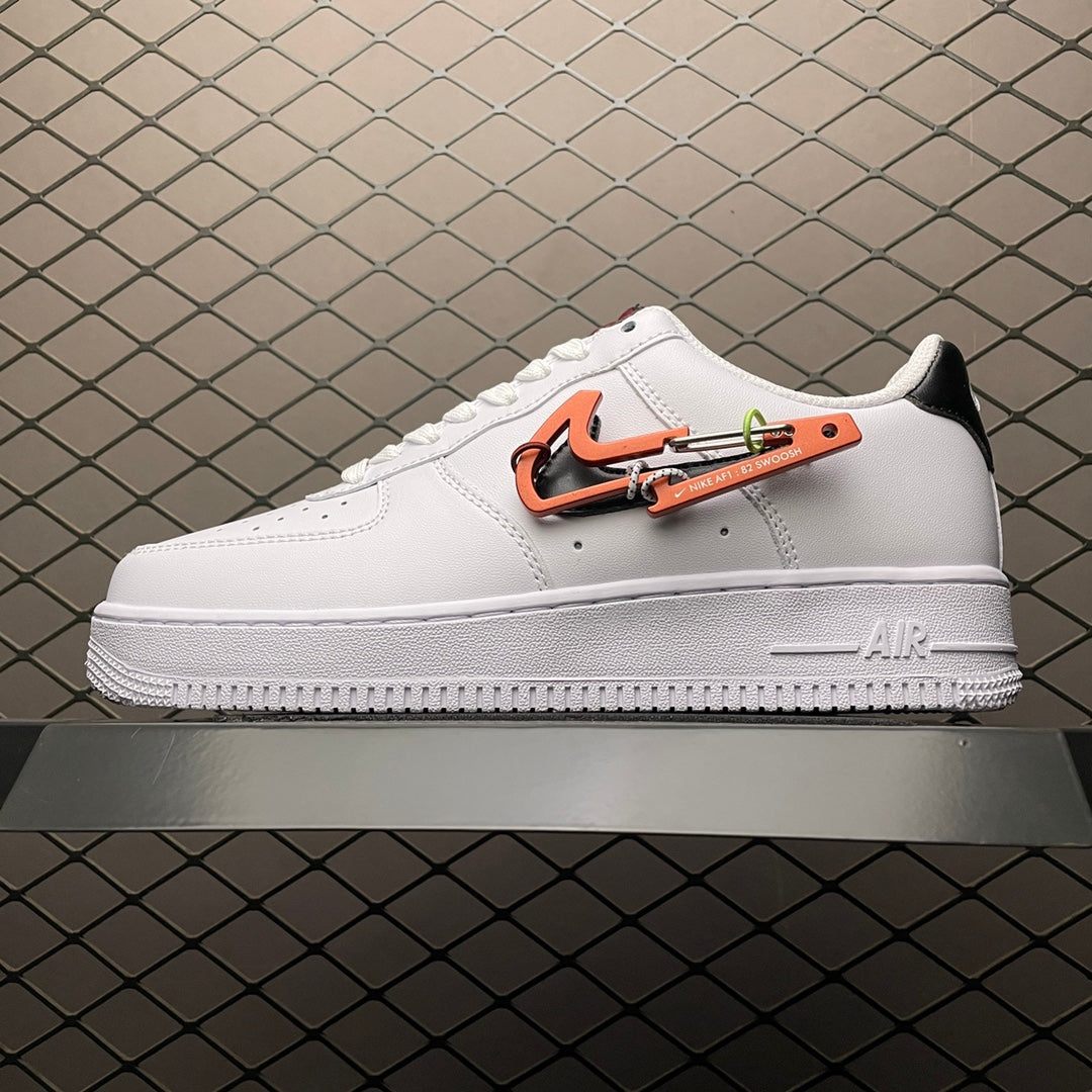 Nike Air Force 1 Low Carabiner Swoosh - lateral com acessório