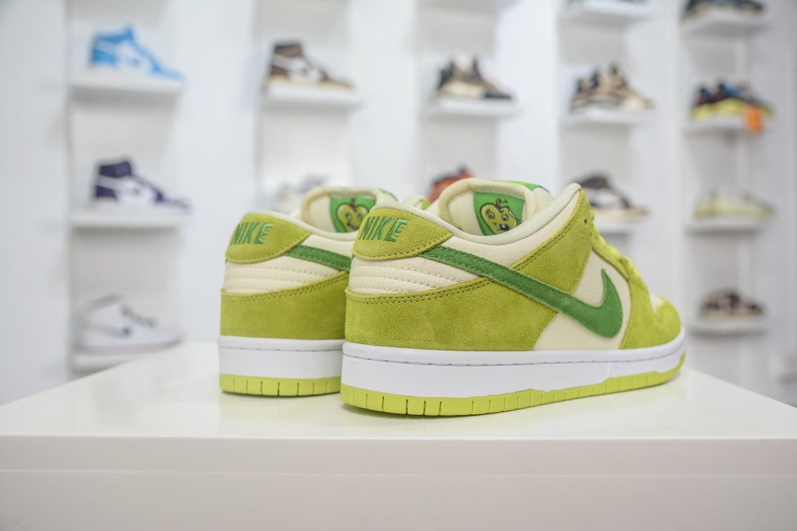 NIKE SB DUNK LOW GREEN APPLE - traseira em angulo