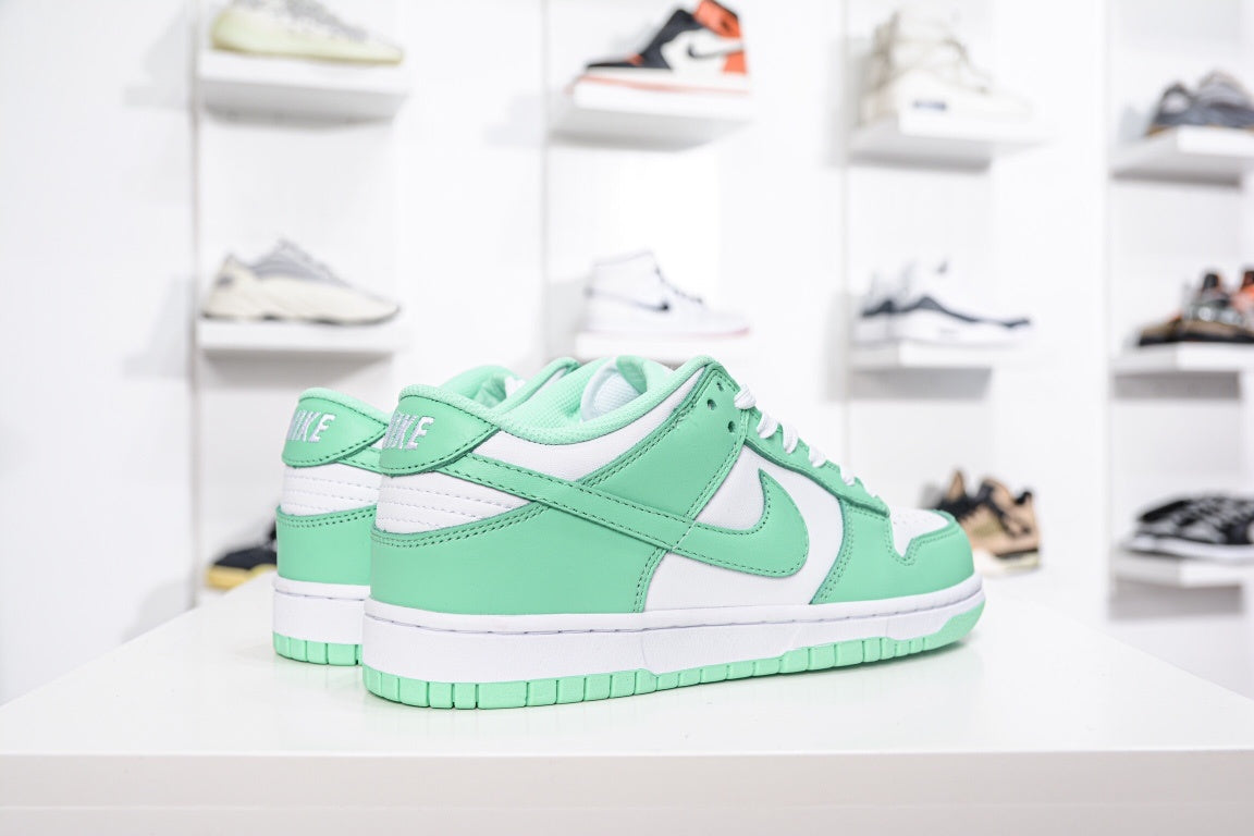 NIKE DUNK LOW GREEN GLOW - traseira em angulo