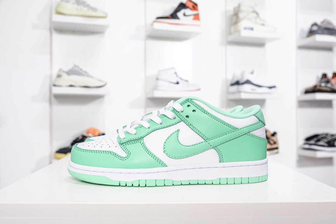 NIKE DUNK LOW GREEN GLOW - lateral com ponta para esquerda