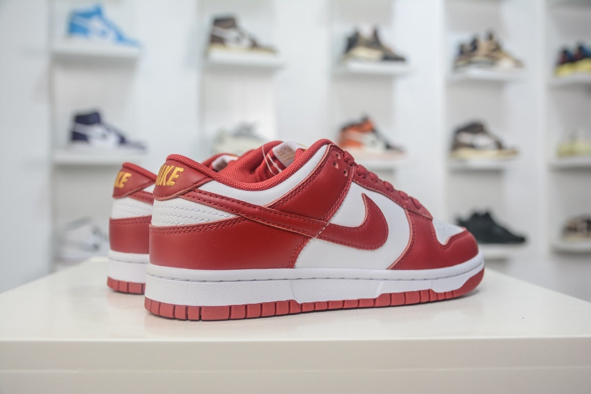NIKE DUNK LOW RETRO GYM RED - traseira em angulo