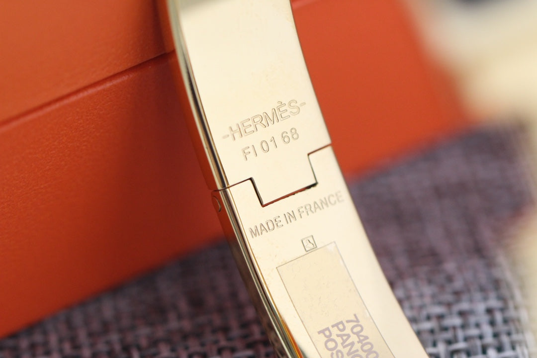 Hermès Clic H Orange - detalhe gravação