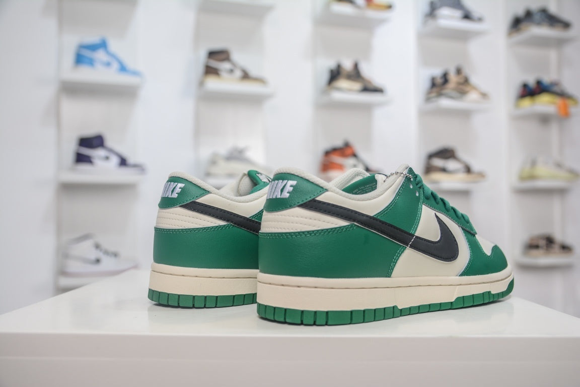 NIKE DUNK LOW SE LOTTERY PACK MALACHITE GREEN - traseira em angulo