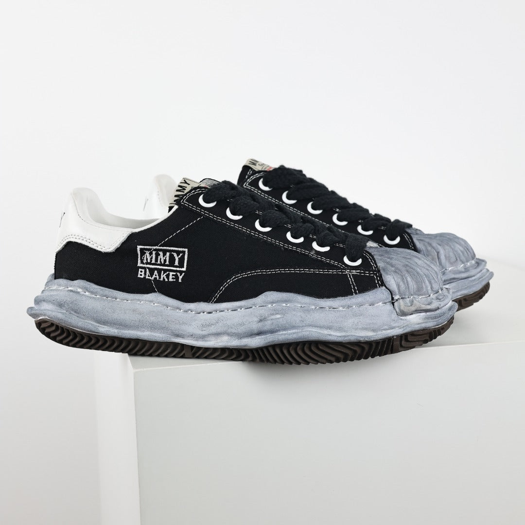 Maison Mihara Yasuhiro Blakey Black vista lateral
