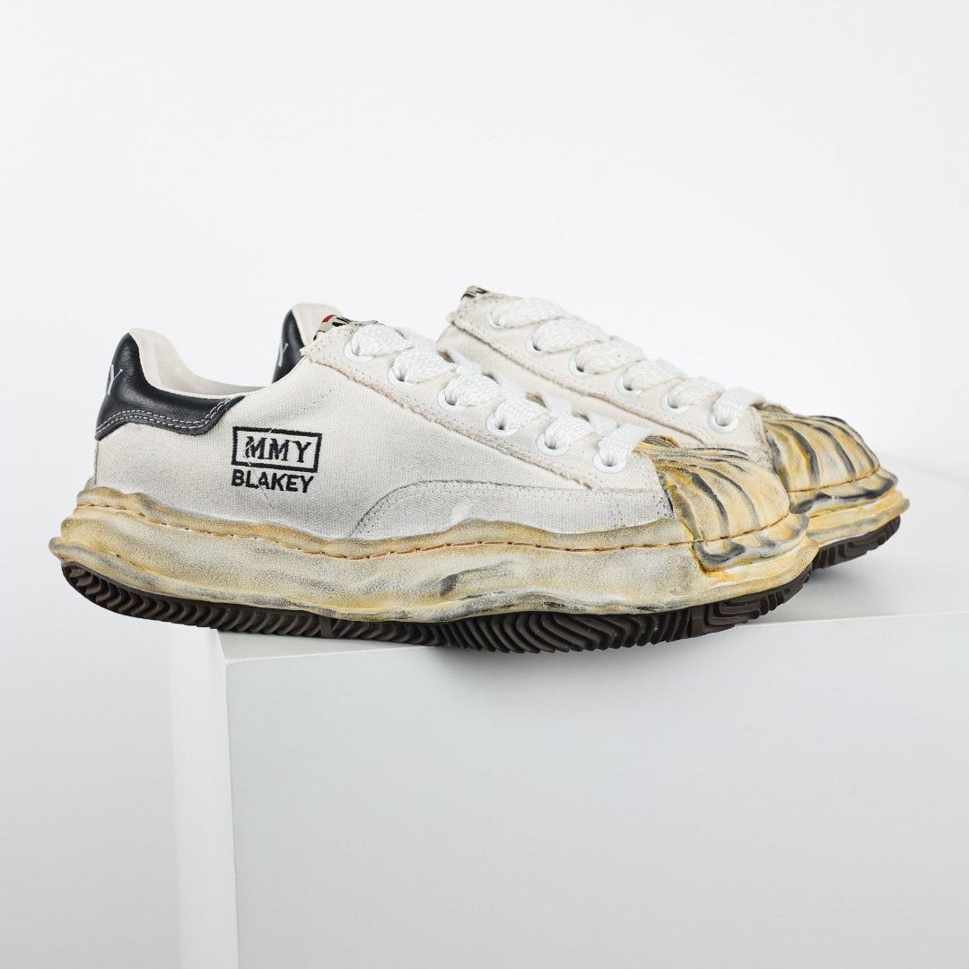 Maison Mihara Yasuhiro Blakey Distress White vista lateral