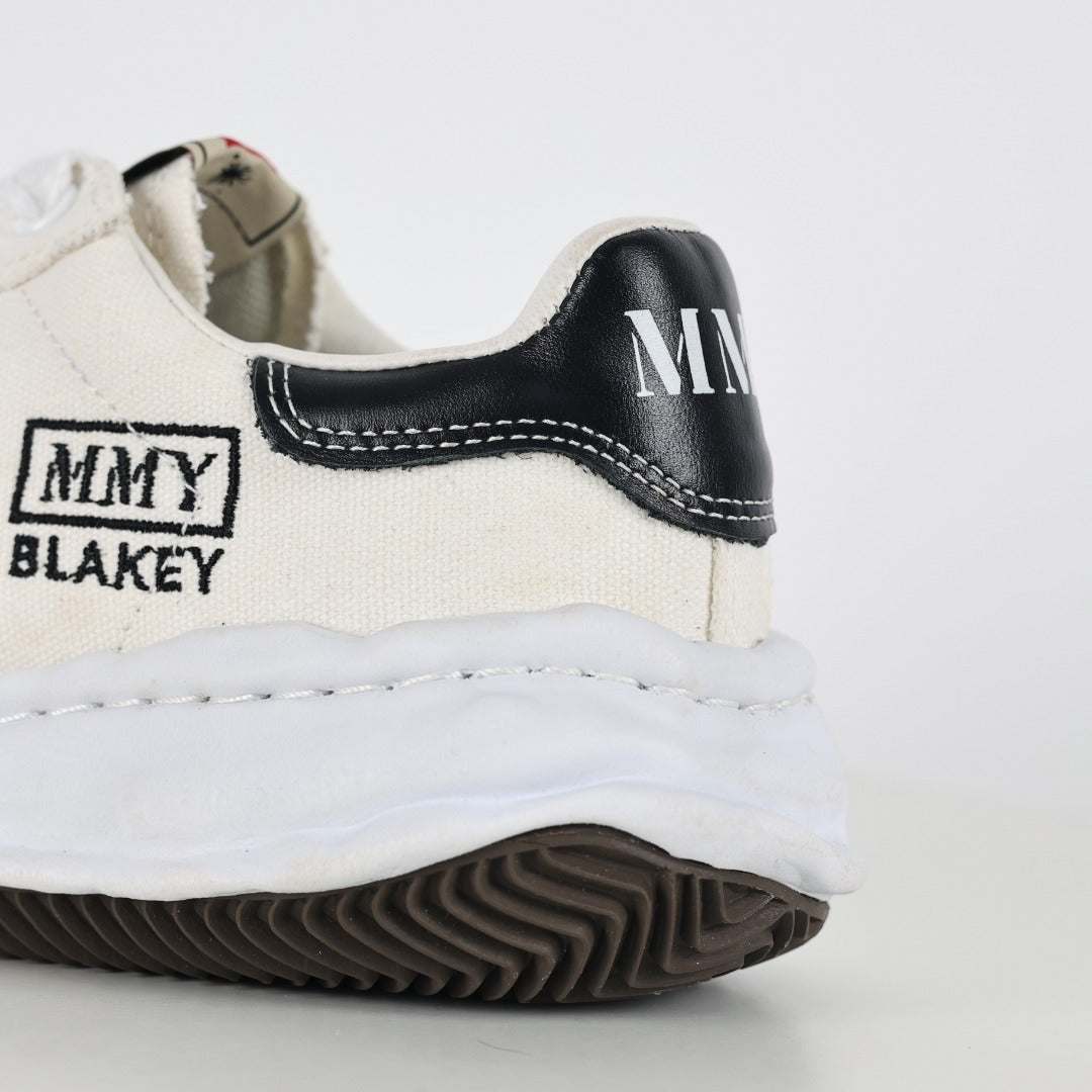 Maison Mihara Yasuhiro Blakey White detalhe lateral