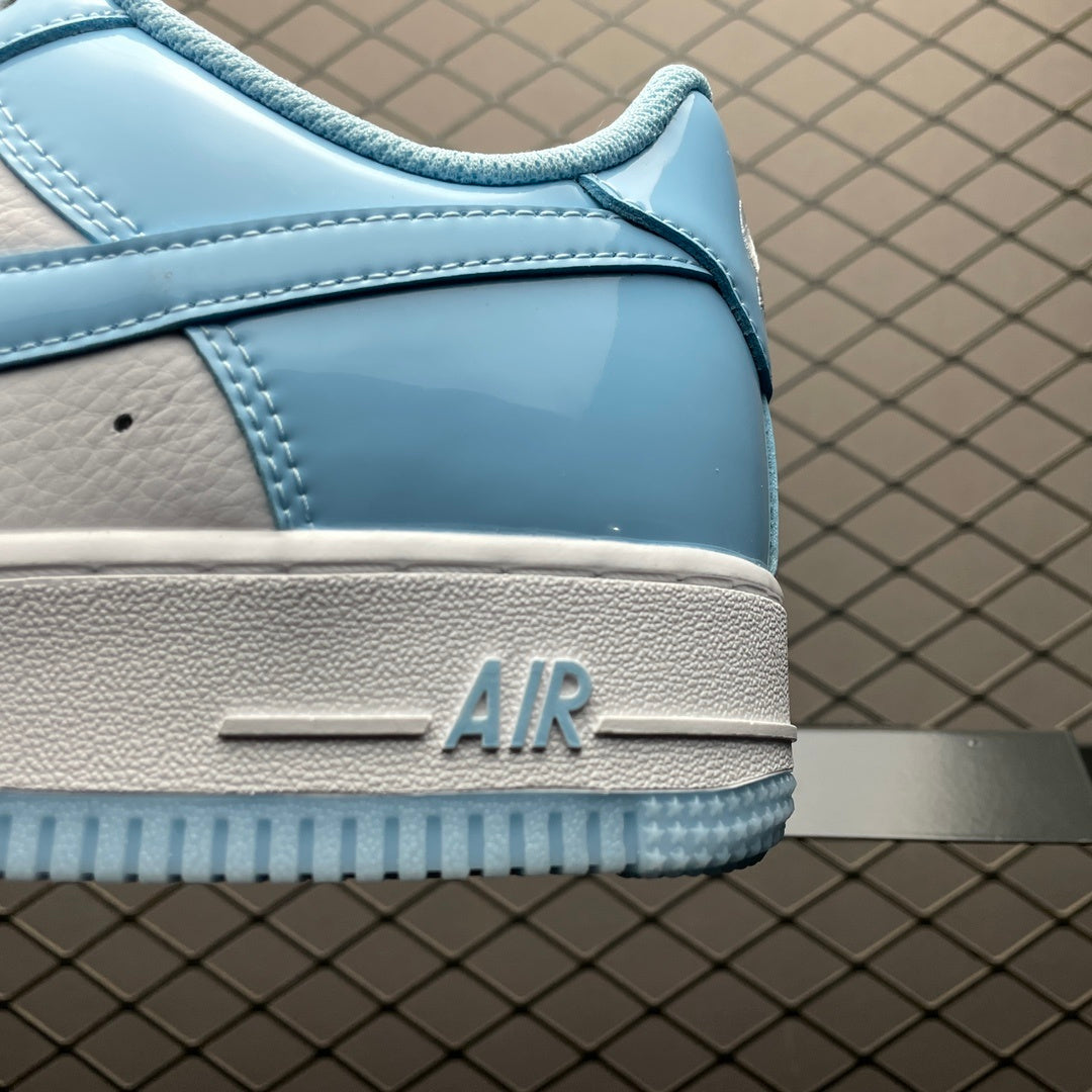 Nike Air Force 1 Low White University Blue Patent - detalhe