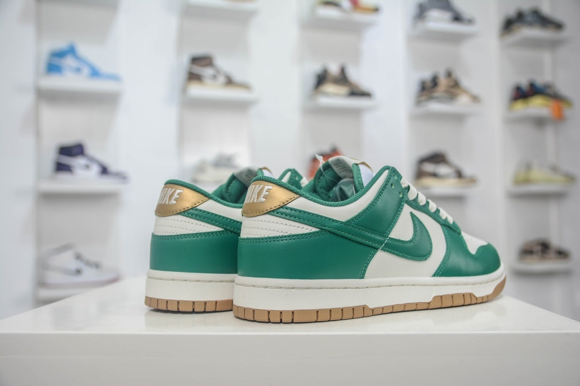 Nike Dunk Low Malachite University Gold - ângulo