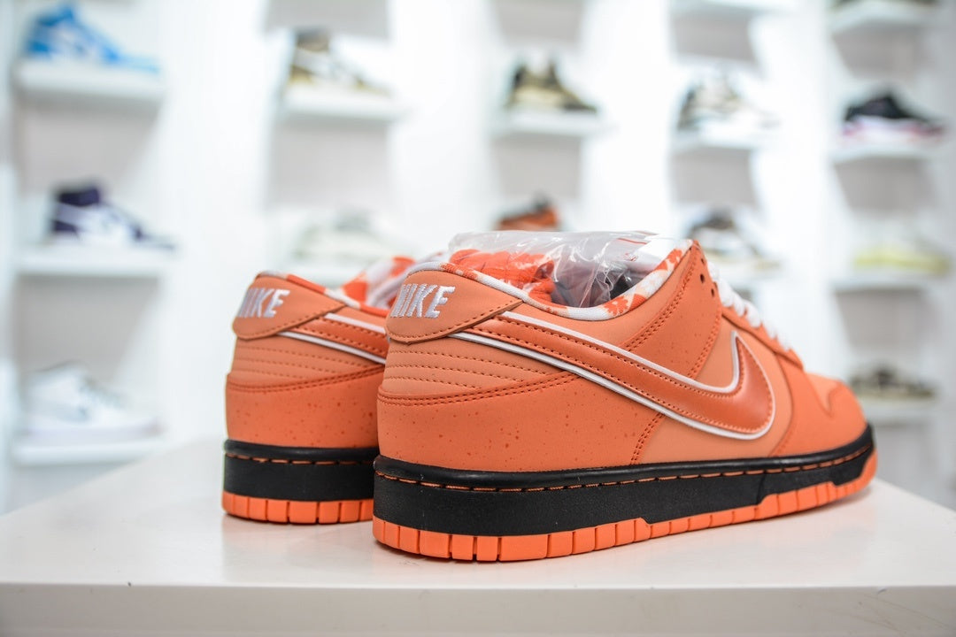 CONCEPTS x NIKE SB DUNK LOW ORANGE LOBSTER - traseira em ângulo