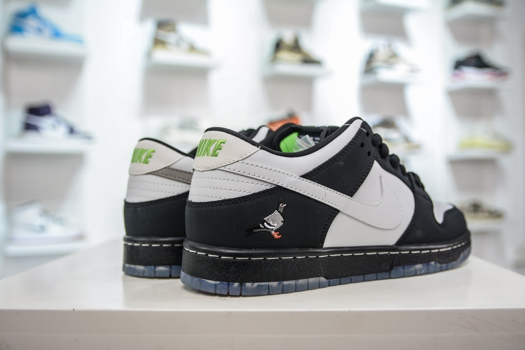 STAPLE x NIKE SB DUNK LOW PANDA PIGEON - traseira em angulo