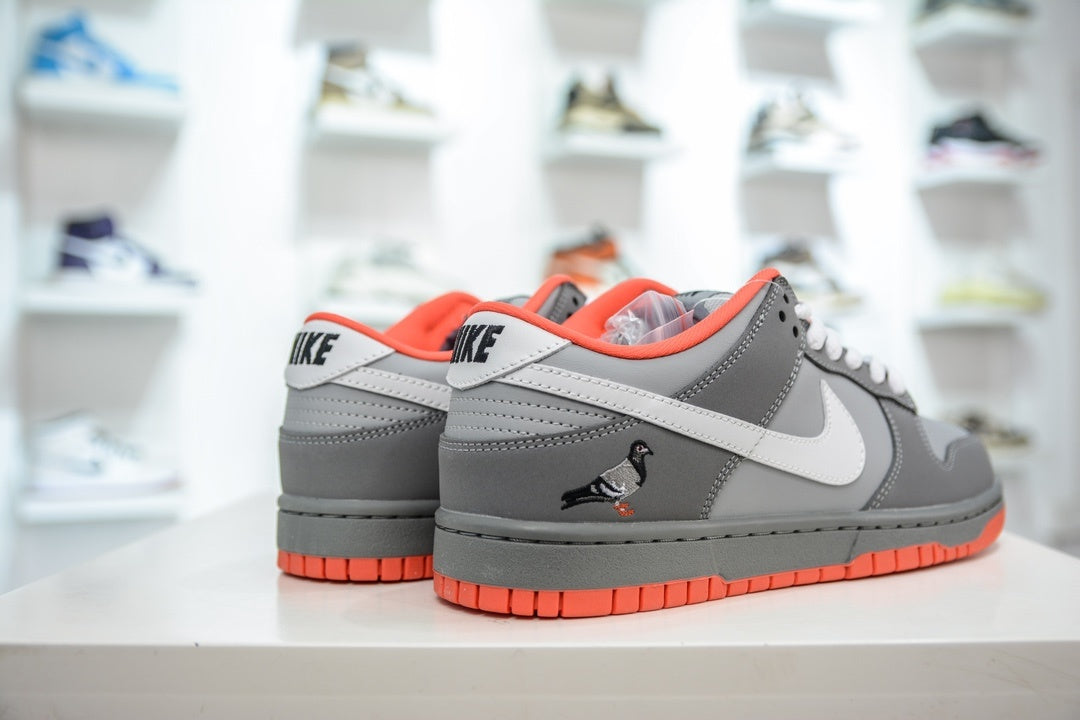 STAPLE x NIKE SB DUNK LOW NYC PIGEON - traseira em ângulo