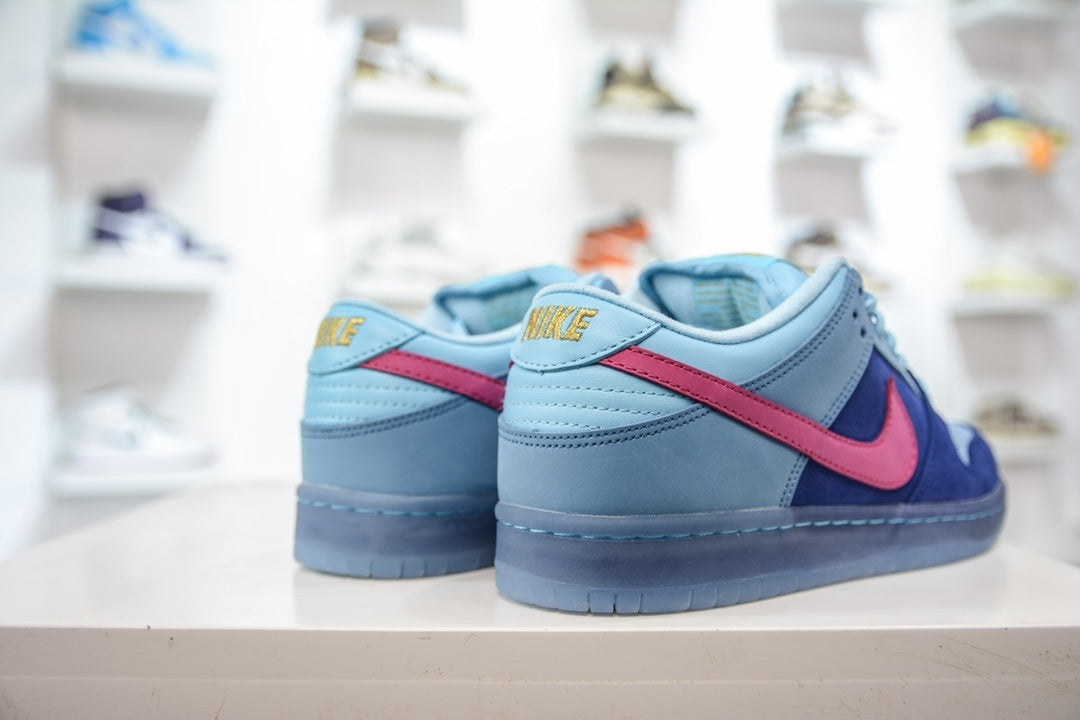 RUN THE JEWELS x NIKE SB DUNK LOW - traseira em angulo