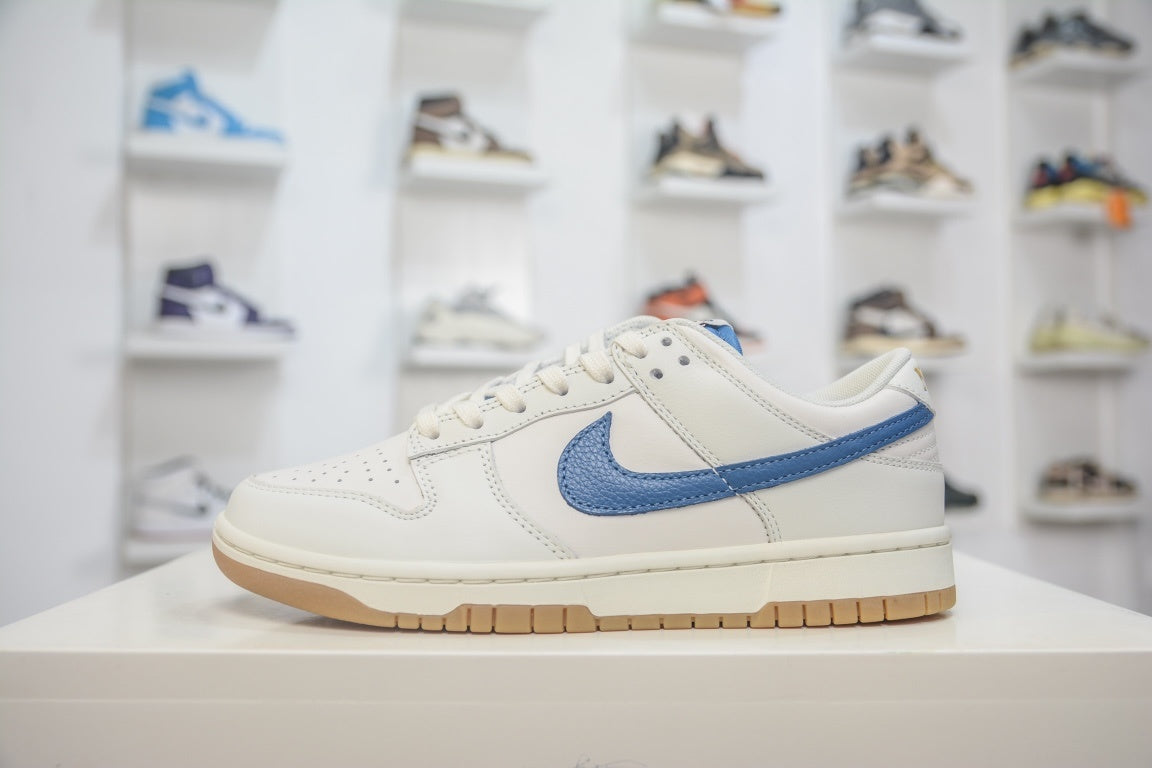 NIKE DUNK LOW SE SAIL DARK MARINA BLUE - lateral com ponta para esquerda