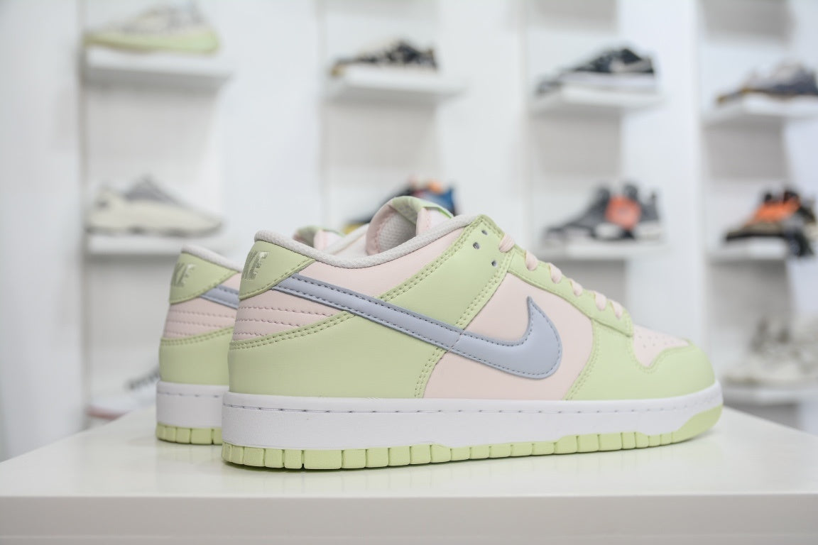NIKE DUNK LOW LIGHT SOFT PINK - traseira em angulo