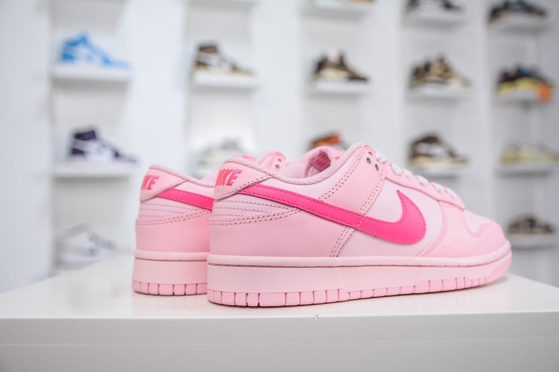 NIKE DUNK LOW TRIPLE PINK - traseira em angulo