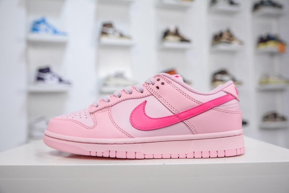 NIKE DUNK LOW TRIPLE PINK - lateral com ponta para esquerda