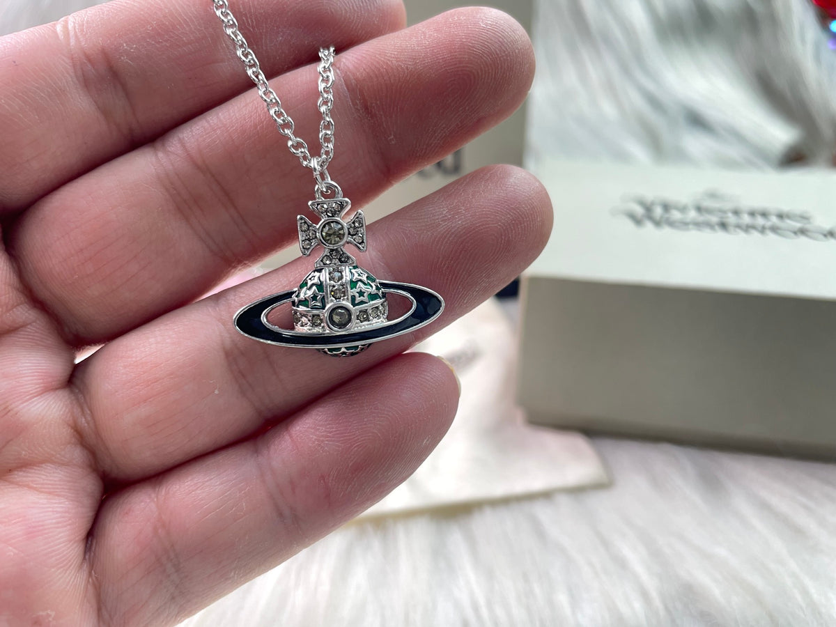 Detalhe do pingente Vivienne Westwood Medium Orb Silver Green