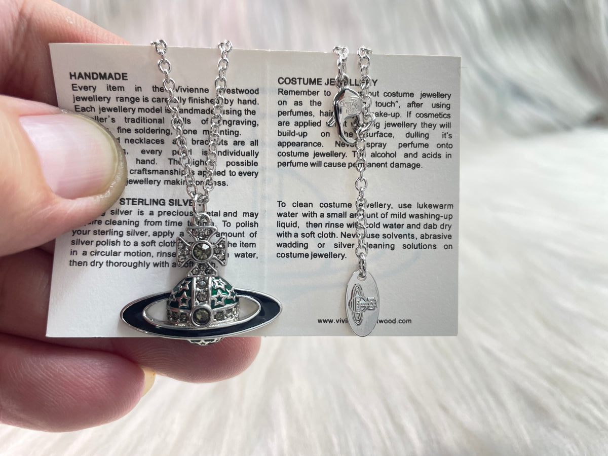Vivienne Westwood Medium Orb Necklace detalhes da corrente e pingente