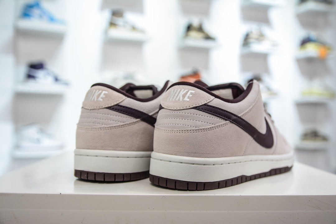 NIKE SB DUNK LOW WHEAT MOCHA - traseira em angulo