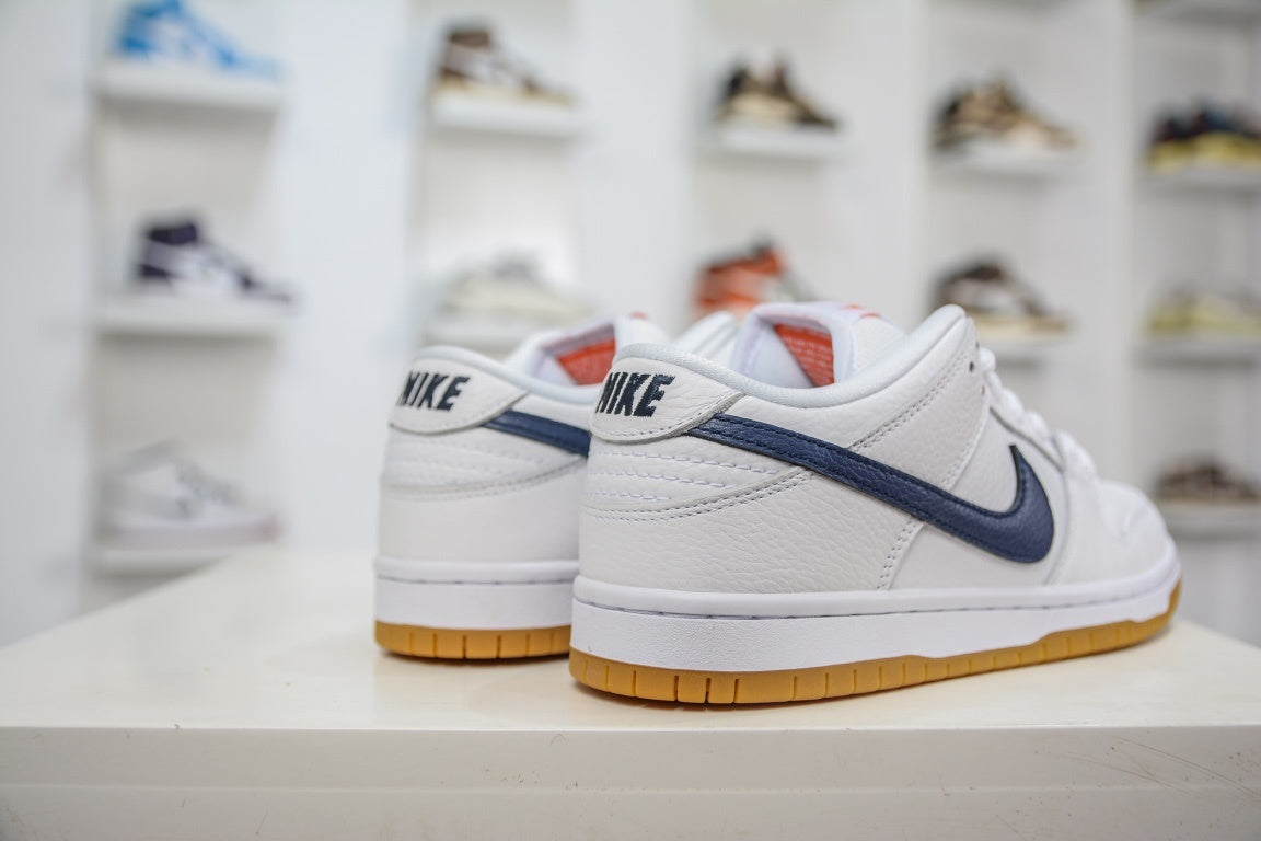 NIKE SB DUNK LOW ORANGE LABEL WHITE NAVY - traseira em angulo