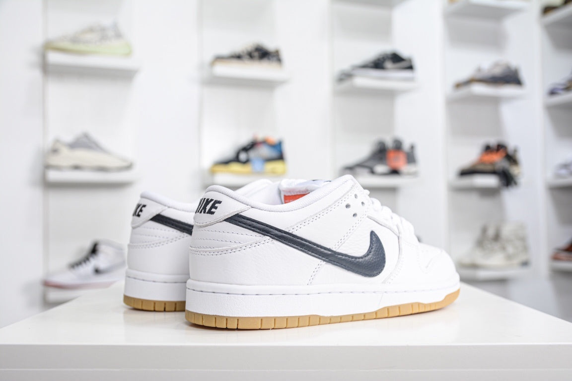 NIKE SB DUNK LOW PRO WHITE GUM - traseira em angulo