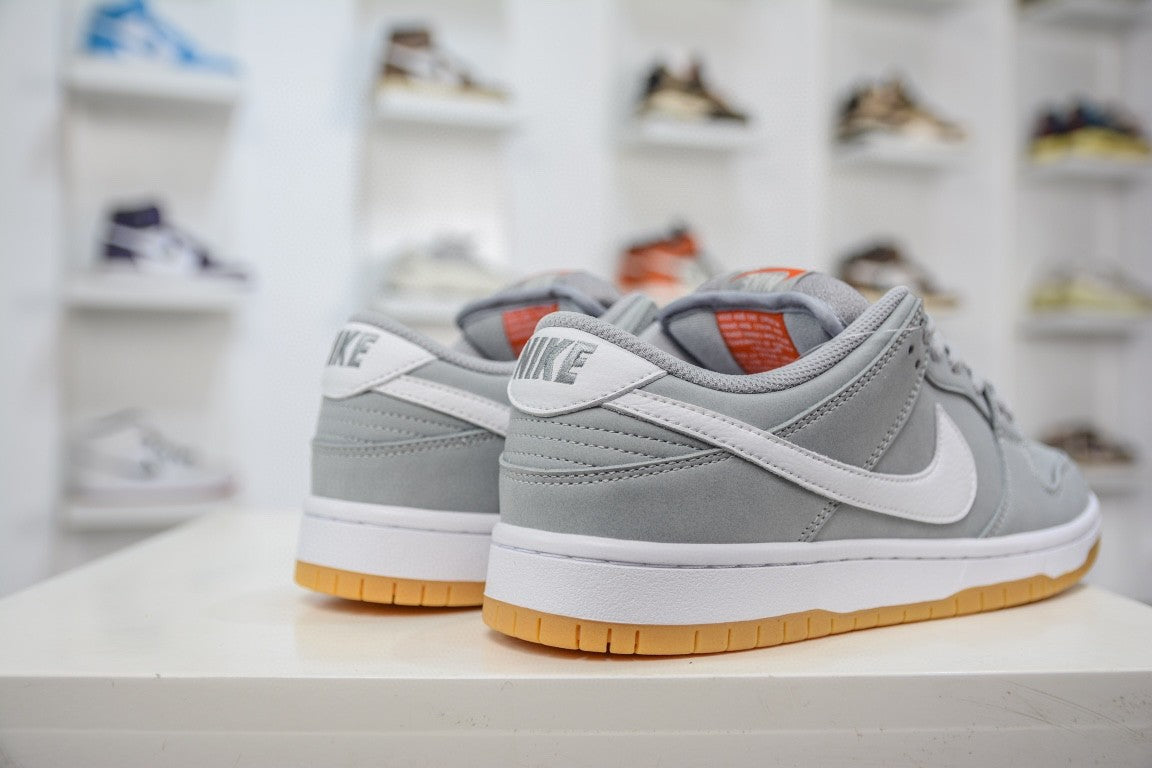 NIKE SB DUNK LOW PRO ISO ORANGE LABEL WOLF GREY GUM - traseira em angulo