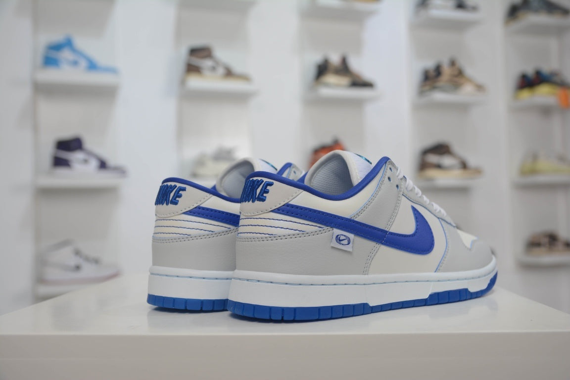 NIKE DUNK LOW WORLDWIDE PACK WHITE GAME ROYAL - traseira em angulo