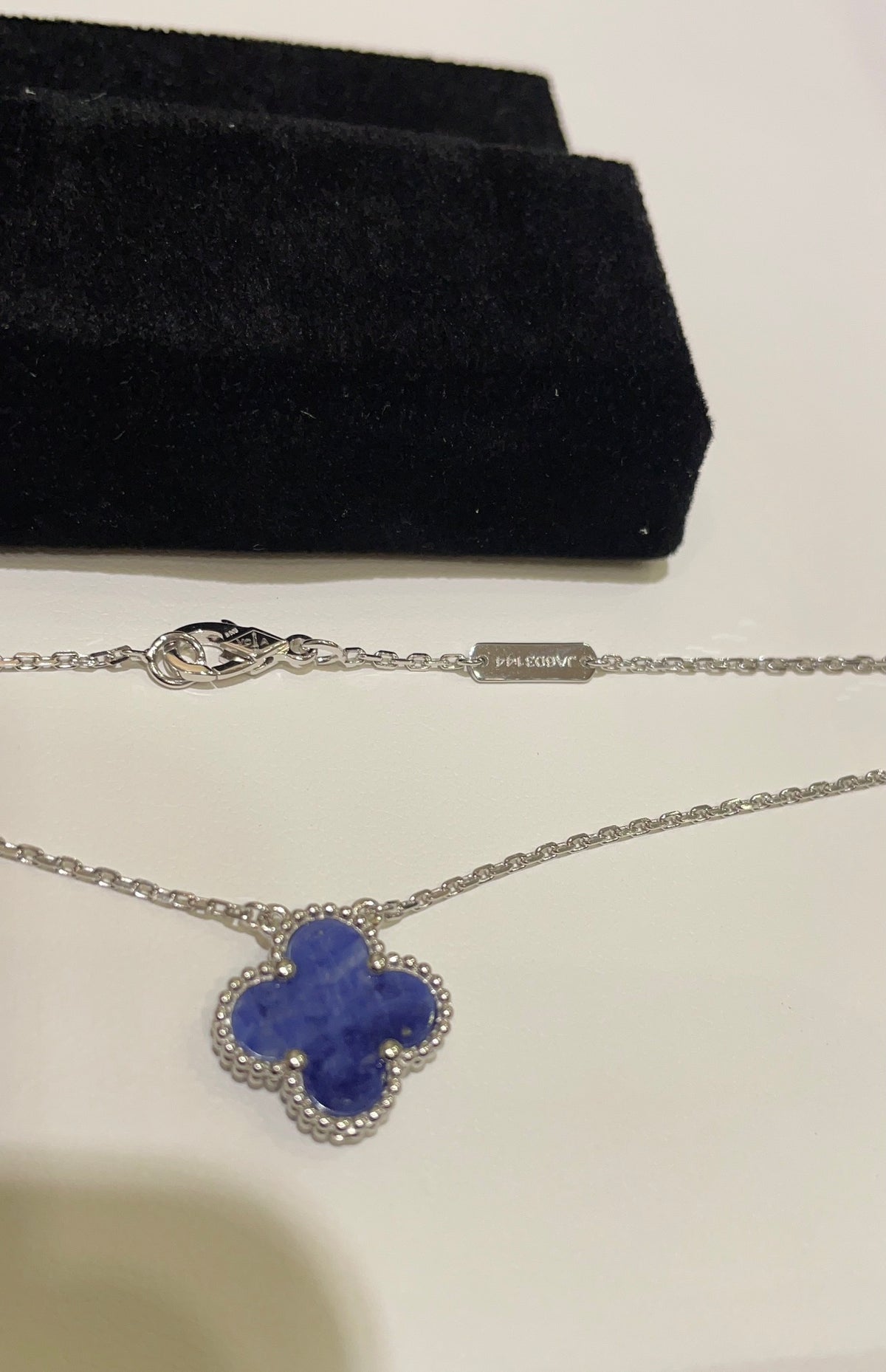 Colar Van Cleef & Arpels 'Alhambra Sodalite'